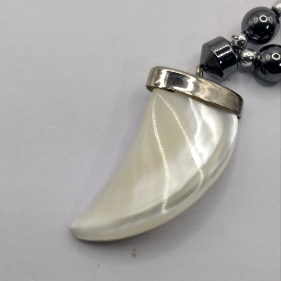 Hematite necklace Mother of pearl carved claw pendant - Picture 6 of 11
